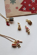 Carica l'immagine nel visualizzatore di Gallery, Charm Omino di Neve Oro - Pendente per collana in ottone di alta qualità - Collezione Charm

