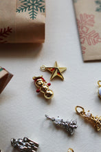 Carica l'immagine nel visualizzatore di Gallery, Charm Omino di Neve Oro - Pendente per collana in ottone di alta qualità - Collezione Charm
