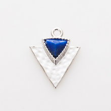 Carica l&#39;immagine nel visualizzatore di Gallery, Charm Egypt Argento- Triangolo martellato con pietra in lapislazzuli in ottone di alta qualità - Collezione Charm
