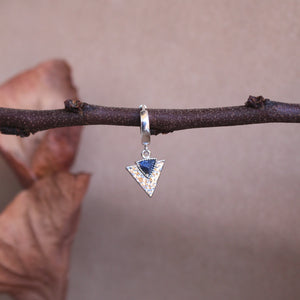 Charm Egypt Argento- Triangolo martellato con pietra in lapislazzuli in ottone di alta qualità - Collezione Charm