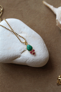 Collana Alba a Minorca - Realizzata a mano in argento e pendente in calcedonio e smeraldo - Collezione World Tour