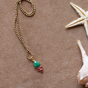 Collana Alba a Minorca - Realizzata a mano in argento e pendente in calcedonio e smeraldo - Collezione World Tour