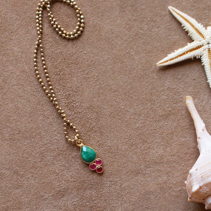 Collana Alba a Minorca - Realizzata a mano in argento e pendente in calcedonio e smeraldo - Collezione World Tour