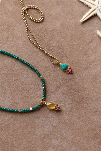 Collana Luz De Ibiza - Realizzata a mano in giada smeraldite e pendente in calcedonio giallo e granato - Collezione World Tour