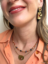 Carica l'immagine nel visualizzatore di Gallery, Collana Colline del Chianti - Groumetta con pendente semicerchio e pietra naturale - Foglie D'ambra - Collezione World Tour
