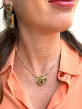 Carica l'immagine nel visualizzatore di Gallery, Collana Colline del Chianti - Groumetta con pendente semicerchio e pietra naturale - Foglie D'ambra - Collezione World Tour
