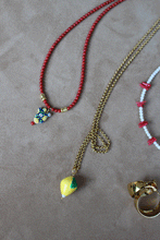 Carica l&#39;immagine nel visualizzatore di Gallery, Collana Ficu D&#39;India - Realizzata a mano in corallo bamboo rosso e ceramica siciliana - Collezione World Tour
