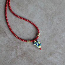 Carica l&#39;immagine nel visualizzatore di Gallery, Collana Ficu D&#39;India - Realizzata a mano in corallo bamboo rosso e ceramica siciliana - Collezione World Tour
