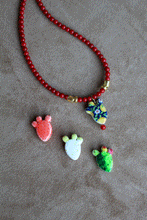 Carica l&#39;immagine nel visualizzatore di Gallery, Collana Ficu D&#39;India - Realizzata a mano in corallo bamboo rosso e ceramica siciliana - Collezione World Tour
