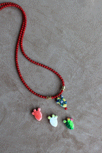 Carica l&#39;immagine nel visualizzatore di Gallery, Collana Ficu D&#39;India - Realizzata a mano in corallo bamboo rosso e ceramica siciliana - Collezione World Tour
