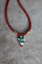 Carica l&#39;immagine nel visualizzatore di Gallery, Collana Ficu D&#39;India - Realizzata a mano in corallo bamboo rosso e ceramica siciliana - Collezione World Tour
