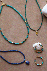Collana Luz De Ibiza - Realizzata a mano in giada smeraldite e pendente in calcedonio giallo e granato - Collezione World Tour
