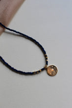 Carica l&#39;immagine nel visualizzatore di Gallery, Collana Galassia - Girocollo in giada zaffiro e pendente stellato - Collezione Signorina
