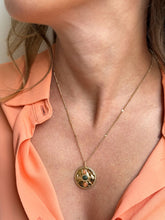 Carica l'immagine nel visualizzatore di Gallery, Collana Giardini di Boboli - Collana waterproof con medaglione martellato e pietre naturali - Foglie D'ambra - Collezione World Tour
