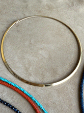 Carica l&#39;immagine nel visualizzatore di Gallery, Collana Helia - Girocollo rigido in acciaio placcato oro - Collezione World Tour
