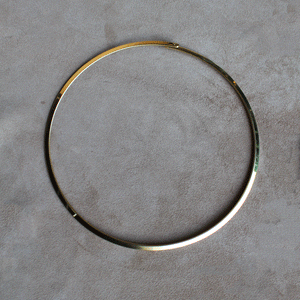 Collana Helia - Girocollo rigido in acciaio placcato oro - Collezione World Tour