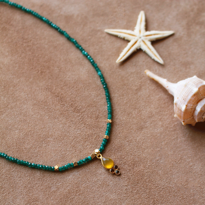 Collana Luz De Ibiza - Realizzata a mano in giada smeraldite e pendente in calcedonio giallo e granato - Collezione World Tour