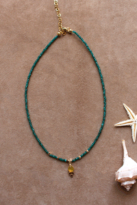 Collana Luz De Ibiza - Realizzata a mano in giada smeraldite e pendente in calcedonio giallo e granato - Collezione World Tour