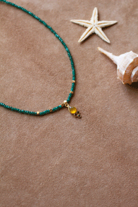 Collana Luz De Ibiza - Realizzata a mano in giada smeraldite e pendente in calcedonio giallo e granato - Collezione World Tour