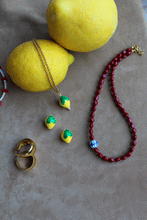 Carica l&#39;immagine nel visualizzatore di Gallery, Collana Maiolica Rossa - Realizzata a mano in corallo rosso e ceramica siciliana - Collezione World Tour
