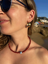 Carica l&#39;immagine nel visualizzatore di Gallery, Collana Maiolica Rossa - Realizzata a mano in corallo rosso e ceramica siciliana - Collezione World Tour
