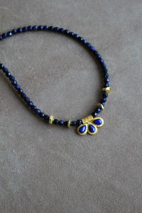 Collana Nychta - Realizzata a mano in pietra di sole blu e pendente lapislazzuli - Collezione World Tour