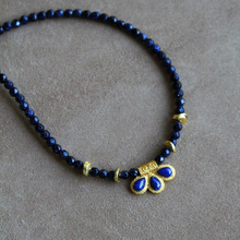 Carica l&#39;immagine nel visualizzatore di Gallery, Collana Nychta - Realizzata a mano in pietra di sole blu e pendente lapislazzuli - Collezione World Tour

