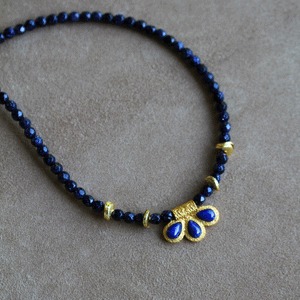 Collana Nychta - Realizzata a mano in pietra di sole blu e pendente lapislazzuli - Collezione World Tour