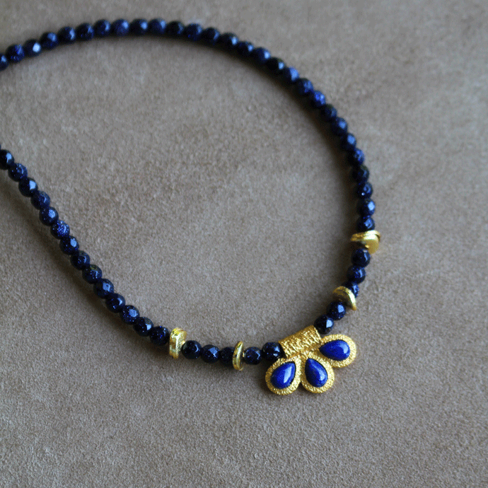 Collana Nychta - Realizzata a mano in pietra di sole blu e pendente lapislazzuli - Collezione World Tour