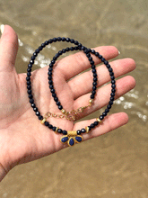 Carica l&#39;immagine nel visualizzatore di Gallery, Collana Nychta - Realizzata a mano in pietra di sole blu e pendente lapislazzuli - Collezione World Tour
