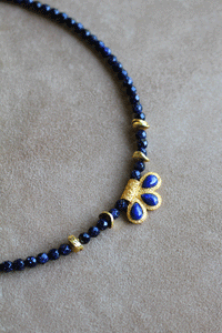 Collana Nychta - Realizzata a mano in pietra di sole blu e pendente lapislazzuli - Collezione World Tour