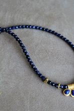 Carica l&#39;immagine nel visualizzatore di Gallery, Collana Nychta - Realizzata a mano in pietra di sole blu e pendente lapislazzuli - Collezione World Tour
