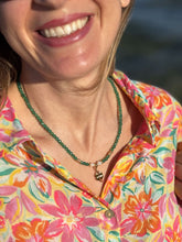 Carica l'immagine nel visualizzatore di Gallery, Collana Prime Luci - Realizzata a mano in agate verdi e perle naturali di fiume  - Le Isole del Mediterraneo - Collezione World Tour1
