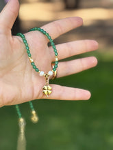 Carica l'immagine nel visualizzatore di Gallery, Collana Prime Luci - Realizzata a mano in agate verdi e perle naturali di fiume  - Le Isole del Mediterraneo - Collezione World Tour2
