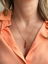 Carica l'immagine nel visualizzatore di Gallery, Collana Rocca di Sorano - Collana singapore con pendente boho con pietre in onice rossa - Foglie D'ambra - Collezione World Tour
