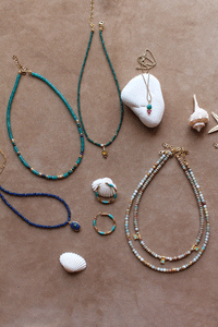 Collana Luz De Ibiza - Realizzata a mano in giada smeraldite e pendente in calcedonio giallo e granato - Collezione World Tour
