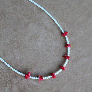 Collana Sciara Bianca - Realizzata a mano in corallo bamboo bianco e chips in corallo rosso - Collezione World Tour