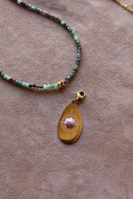Carica l&#39;immagine nel visualizzatore di Gallery, Collana Crepuscolo Baltico - In rubizoisite e pendente removibile- Luna e Muschio - Collezione World Tour
