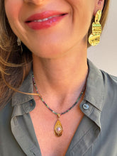 Carica l&#39;immagine nel visualizzatore di Gallery, Collana Crepuscolo Baltico - In rubizoisite e pendente removibile- Luna e Muschio - Collezione World Tour
