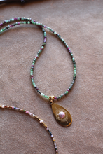 Carica l&#39;immagine nel visualizzatore di Gallery, Collana Crepuscolo Baltico - In rubizoisite e pendente removibile- Luna e Muschio - Collezione World Tour
