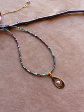 Carica l&#39;immagine nel visualizzatore di Gallery, Collana Crepuscolo Baltico - In rubizoisite e pendente removibile- Luna e Muschio - Collezione World Tour
