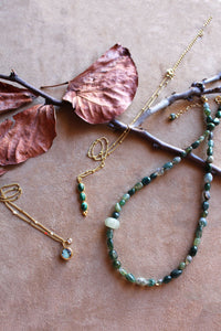 Collana Valle del Silenzio - Pendente in malachite e acciaio inossidabile waterproof - Luna e Muschio - Collezione World Tour