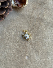 Carica l'immagine nel visualizzatore di Gallery, Pendente Fiocco di Neve Oro - Charm in ottone di alta qualità e zirconi - Collezione Charm

