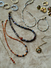 Carica l'immagine nel visualizzatore di Gallery, Pumpkin Valley - In bronzite e zucca agata rossa - Foglie D'Ambra - Collezione World Tour
