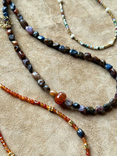 Carica l'immagine nel visualizzatore di Gallery, Pumpkin Valley - In bronzite e zucca agata rossa - Foglie D'Ambra - Collezione World Tour
