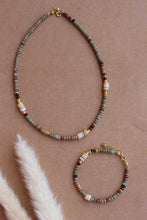 Carica l&#39;immagine nel visualizzatore di Gallery, Bracciale Africa - Diaspro, occhio di tigre, madreperla e argento placcato oro - Collezione World Tour
