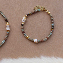 Carica l&#39;immagine nel visualizzatore di Gallery, Bracciale Africa - Diaspro, occhio di tigre, madreperla e argento placcato oro - Collezione World Tour
