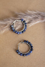 Carica l&#39;immagine nel visualizzatore di Gallery, Bubble Moonlight - Coppia di orecchini a cerchio in argento e pietre in sodalite - Collezione Bubble
