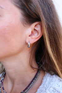 Cerchi Striped- Orecchini a cerchio rigati in argento placcato rodio e oro - Hoops Mania