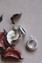 Carica l&#39;immagine nel visualizzatore di Gallery, Cerchi Striped- Orecchini a cerchio rigati in argento placcato rodio e oro - Hoops Mania
